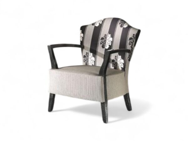 Elegant accent chair with curved back and tapered wood legs