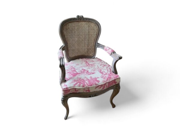 Vintage accent chair with cabriole legs and classic design