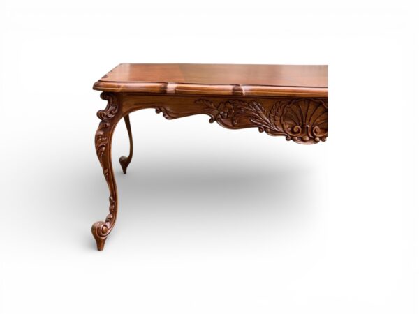 Classic coffee table with elegant cabriole legs