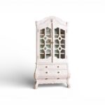 Zelvion Crest cabinet with carved glass doors