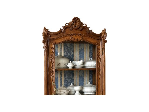 Heritage style vitrine cabinet with shelves