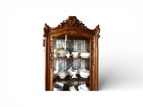 Heritage style vitrine cabinet with shelves