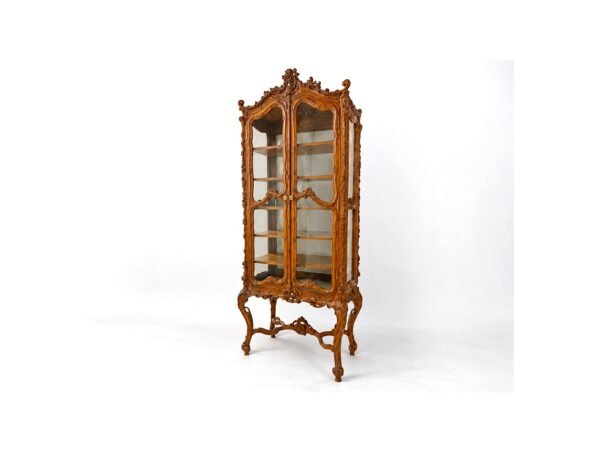 Grand carved wooden glass cabinet