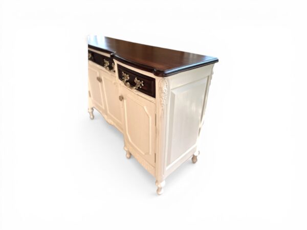 Classic luxury credenza with rich wooden top